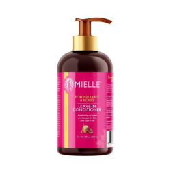 L’Après-Shampoing Leave-In Pomegranate Honey 350 ml de Mielle est un soin sans rinçage qui hydrate, nourrit et protège vos cheveux. Formulé à base de grenade et miel, il apporte douceur, brillance et élasticité aux cheveux bouclés, ondulés ou texturés. Il facilite le démêlage, réduit la casse et contrôle les frisottis pour une chevelure soyeuse et revitalisée. Sa texture légère pénètre rapidement et ne laisse pas de résidu gras. Ce leave-in conditionner est idéal pour un usage quotidien, préservant la santé du cuir chevelu tout en maintenant des boucles définies et souples. L’application régulière permet d’améliorer la texture et la tenue des cheveux, favorisant un style naturel et brillant.